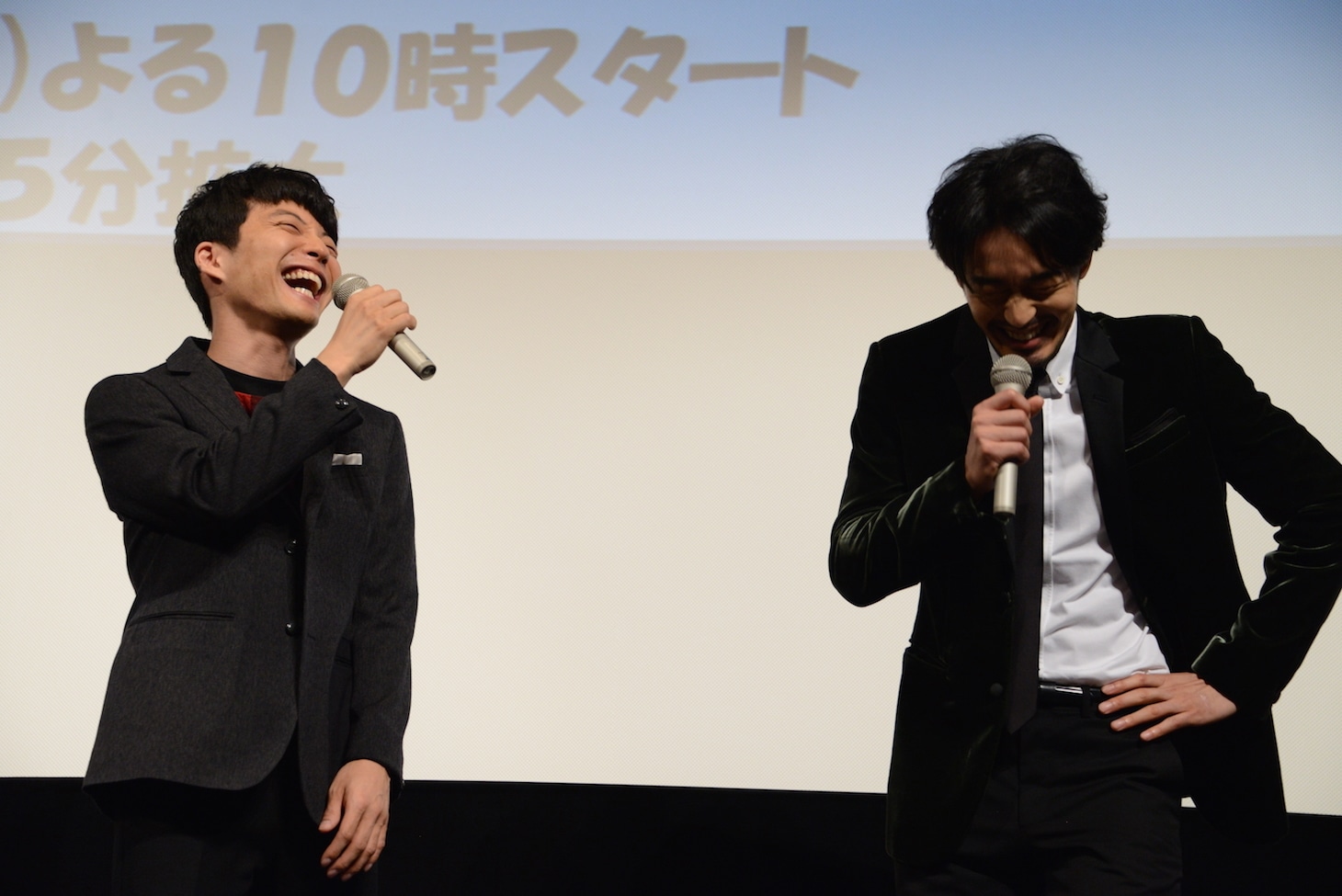 左から星野源、大谷亮平。
