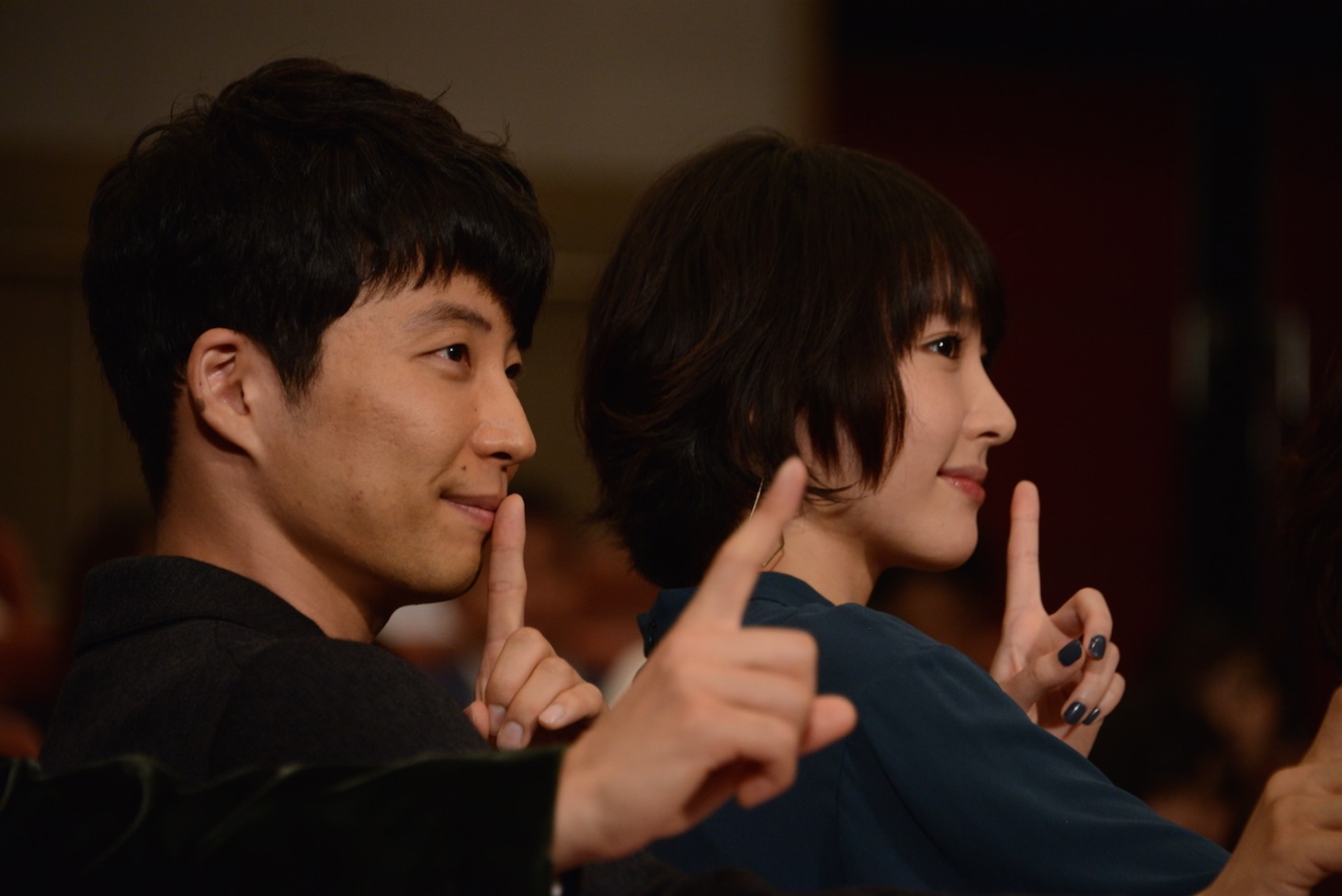 左から星野源、新垣結衣。