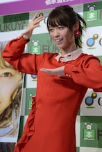 ジョジョ立ちを披露する西野七瀬。