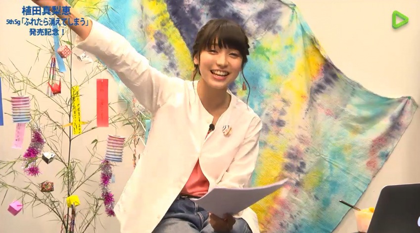7月配信のLINE LIVE特番「植田真梨恵のふれたらLINE LIVE～ららさんはいづこ～」の様子。