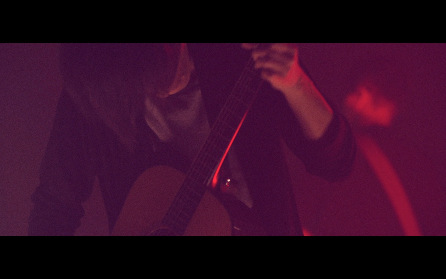 androp「Sunny day」MVのワンシーン。