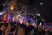 PASSPO☆によるライブの様子。