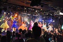 PASSPO☆によるライブの様子。