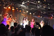 PASSPO☆によるライブの様子。