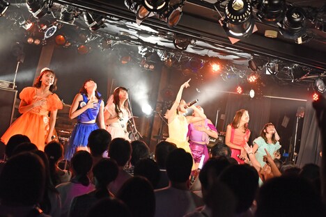 PASSPO☆によるライブの様子。