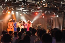 PASSPO☆によるライブの様子。