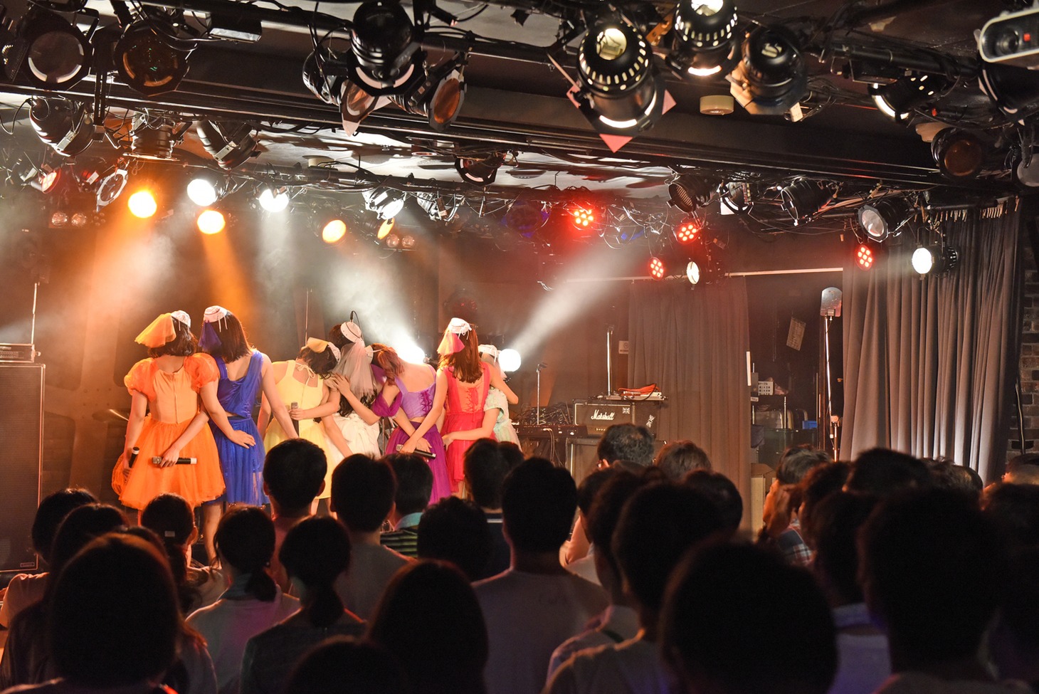 PASSPO☆によるライブの様子。
