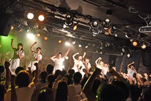 アイドルネッサンス主催ツーマンイベント「対するネッサンス!!」対するPASSPO☆の様子。