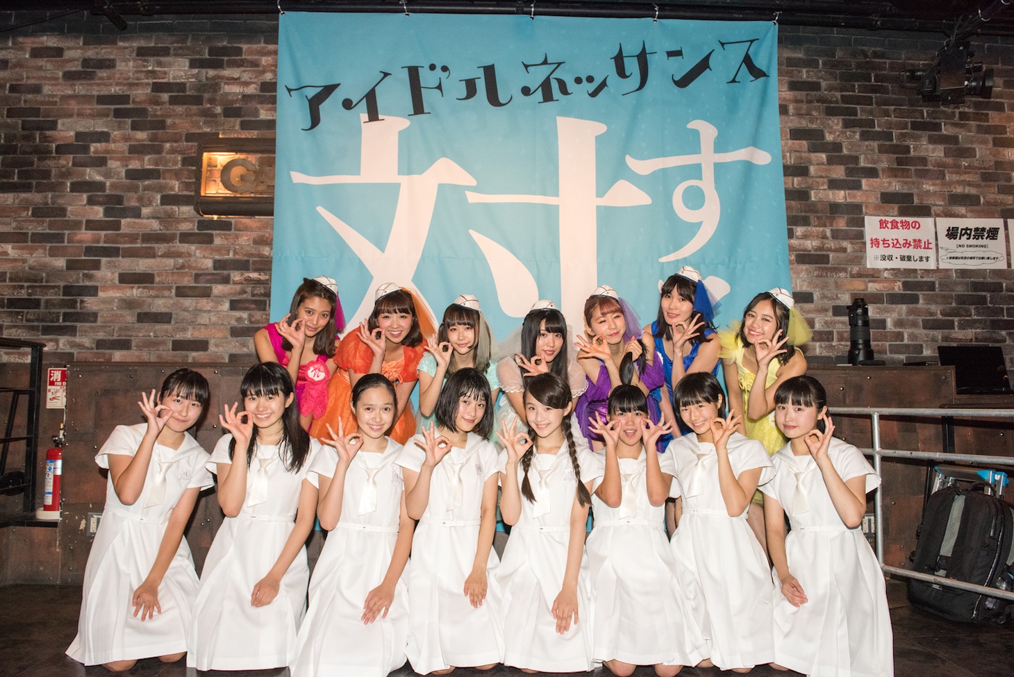ライブ終了後の記念撮影の様子。