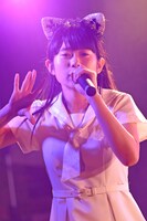 猫耳を付けた原田珠々華。