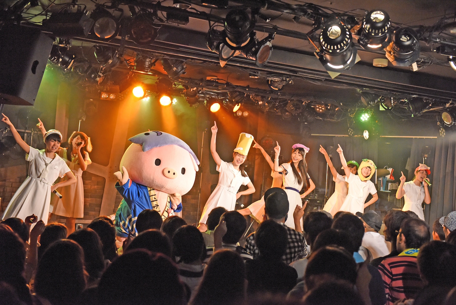 あゆコロちゃんと共に「ゆるキャラ舞踏会」を披露するアイドルネッサンス、寺嶋由芙。