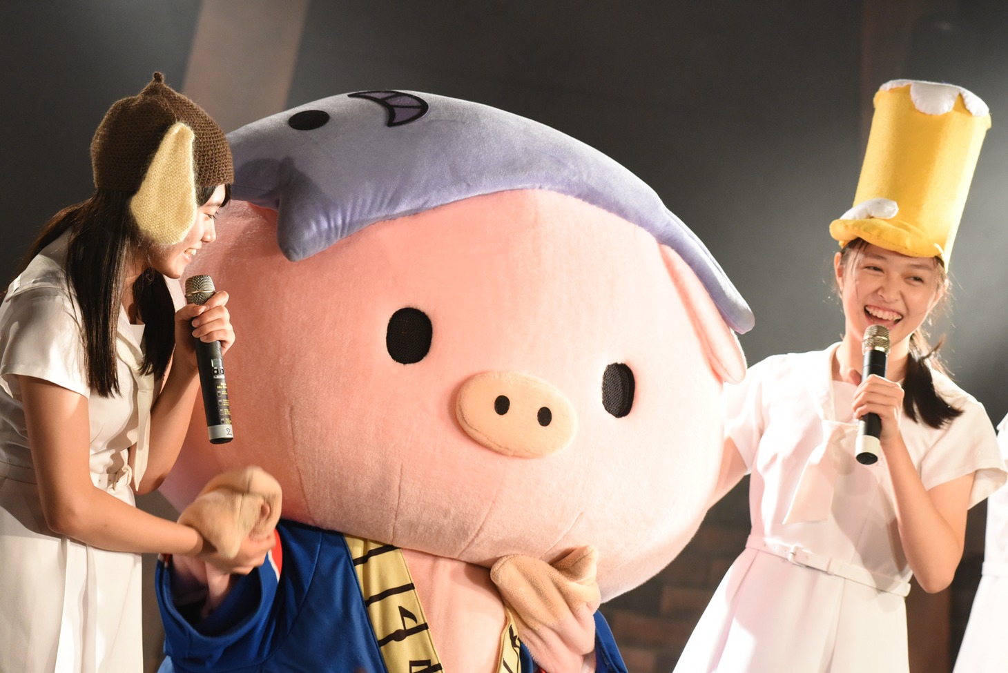 左から原田珠々華、あゆコロちゃん、百岡今宵。