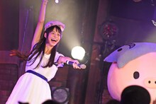 あゆコロちゃんと「カンパニュラの憂鬱」を披露する寺嶋由芙。