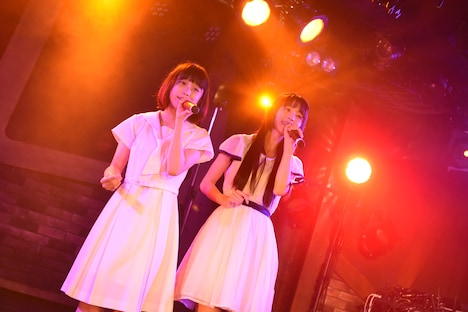 「木枯らしに抱かれて」を歌い上げる石野理子、寺嶋由芙。