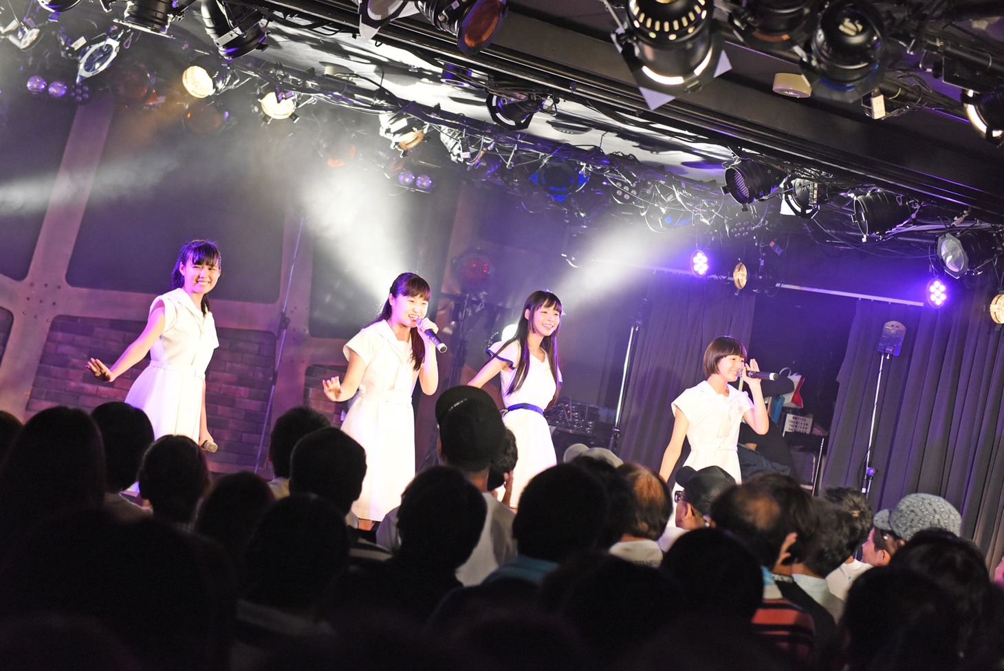 「7COLORS -Over The Rainbow-」を披露する比嘉奈菜子、新井乃亜、寺嶋由芙、野本ゆめか。