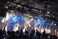 寺嶋由芙とコラボを行うアイドルネッサンス。