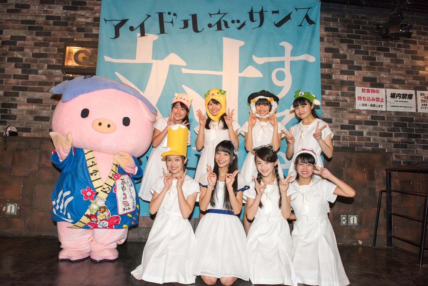 ライブ終了後の記念撮影の様子。