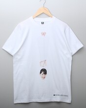 佐保明梨×宇川直宏 Tシャツの表面。
