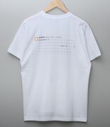 佐保明梨×宇川直宏 Tシャツの裏面。