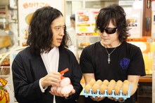 左から又吉直樹（ピース）、Toshl（X JAPAN）。(c)フジテレビ / フジゲームス