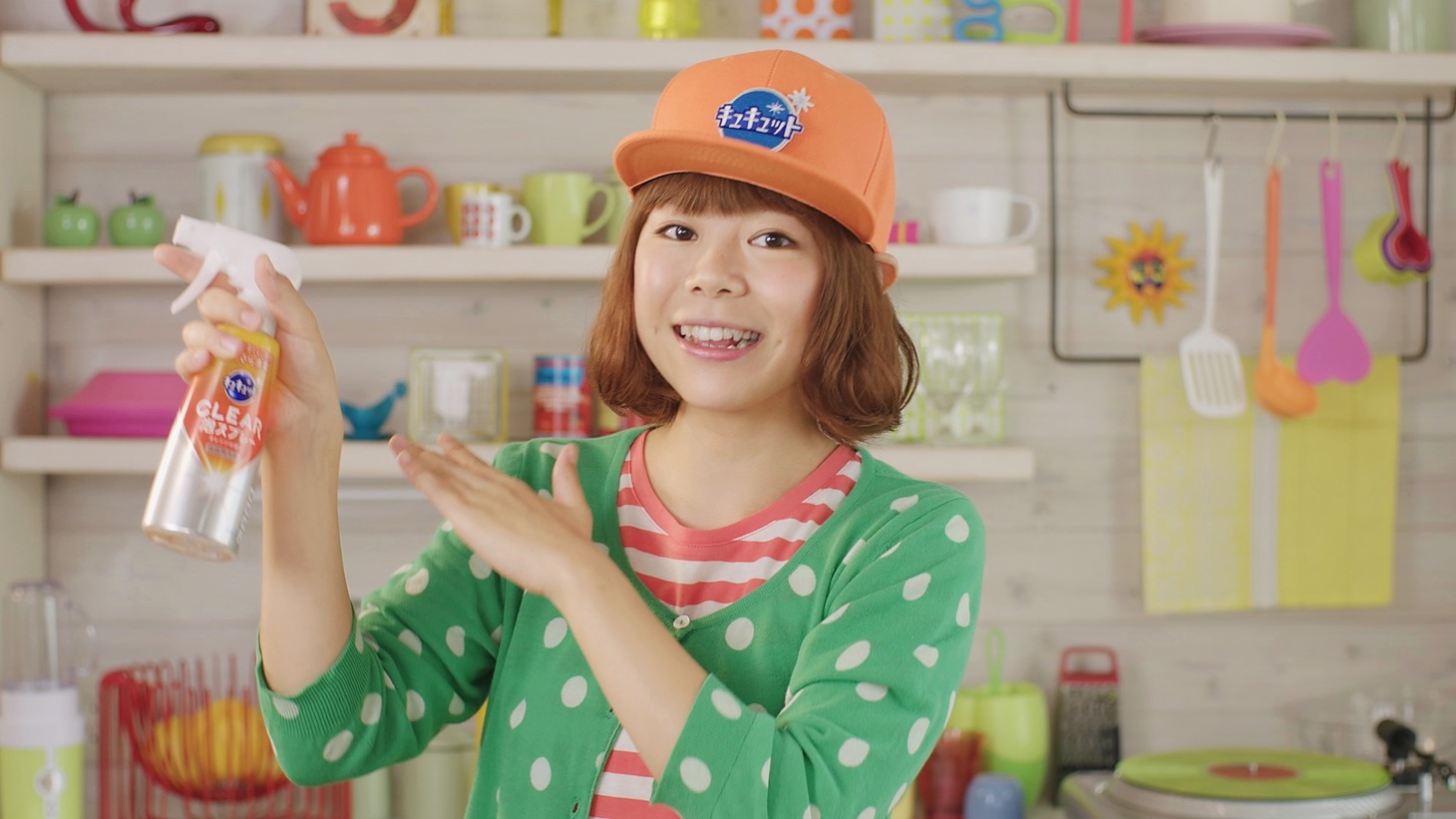 動画「DJみそしるとMCごはん meets キュキュット CLEAR 泡スプレー」のワンシーン。