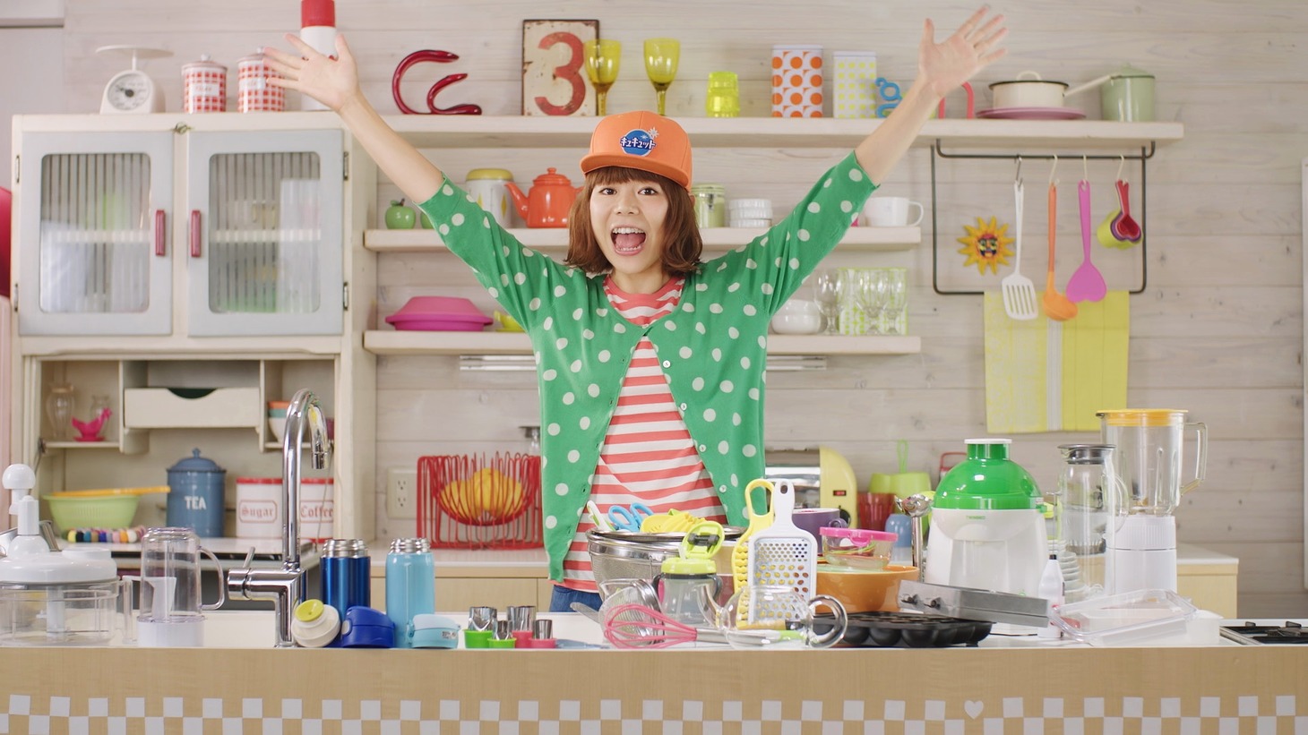 動画「DJみそしるとMCごはん meets キュキュット CLEAR 泡スプレー」のワンシーン。