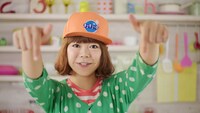 動画「DJみそしるとMCごはん meets キュキュット CLEAR 泡スプレー」のワンシーン。
