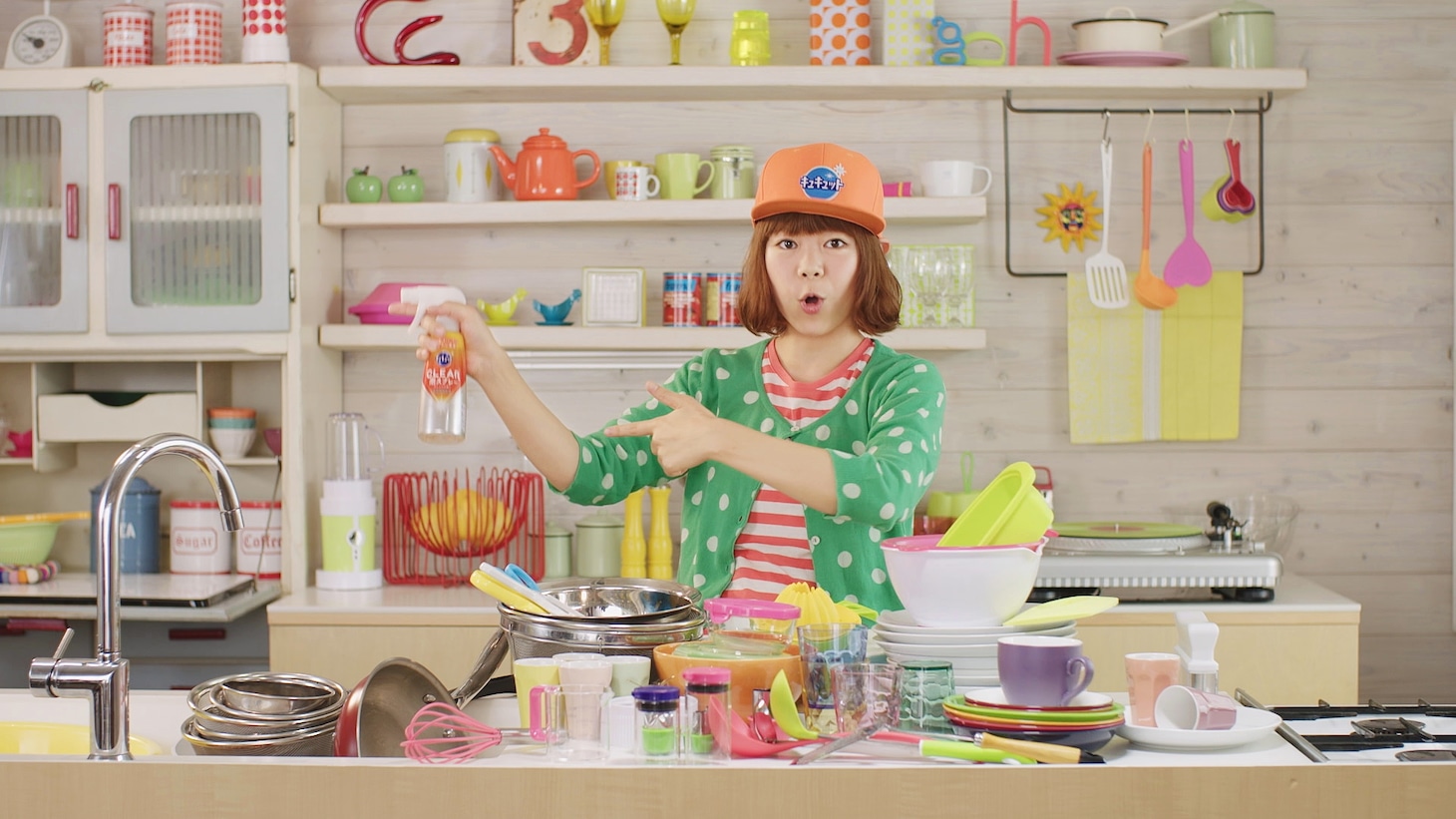 動画「DJみそしるとMCごはん meets キュキュット CLEAR 泡スプレー」のワンシーン。