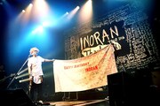 INORANのライブの様子。