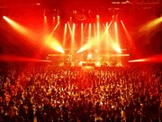 INORANのライブの様子。