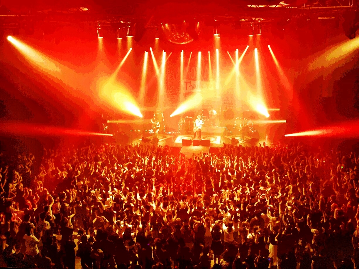 INORANのライブの様子。