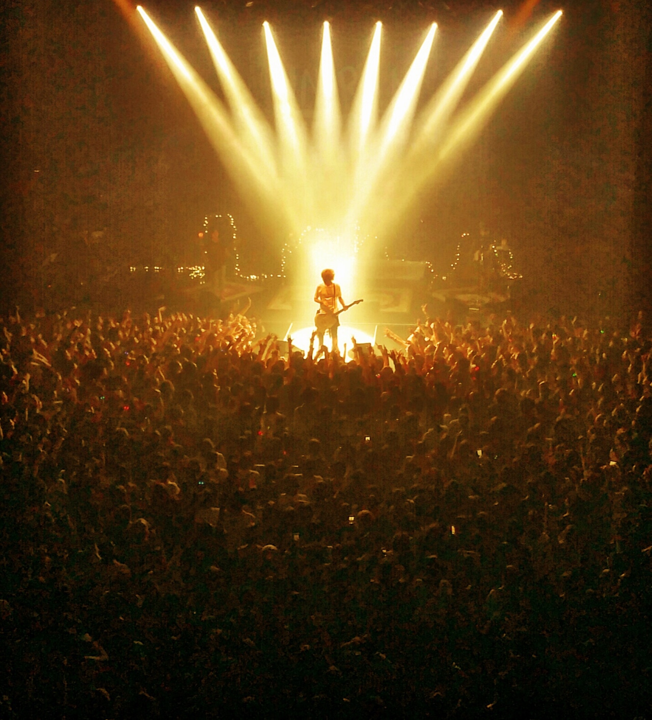 INORANのライブの様子。