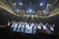 ダンサー、バンドメンバーと共に観客に挨拶をする大原櫻子（中央）。（撮影：川嶋謙吾[田中聖太郎写真事務所]）