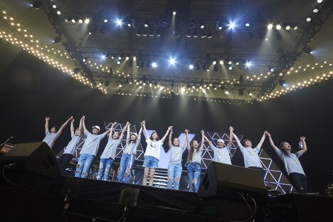 ダンサー、バンドメンバーと共に観客に挨拶をする大原櫻子（中央）。（撮影：川嶋謙吾[田中聖太郎写真事務所]）