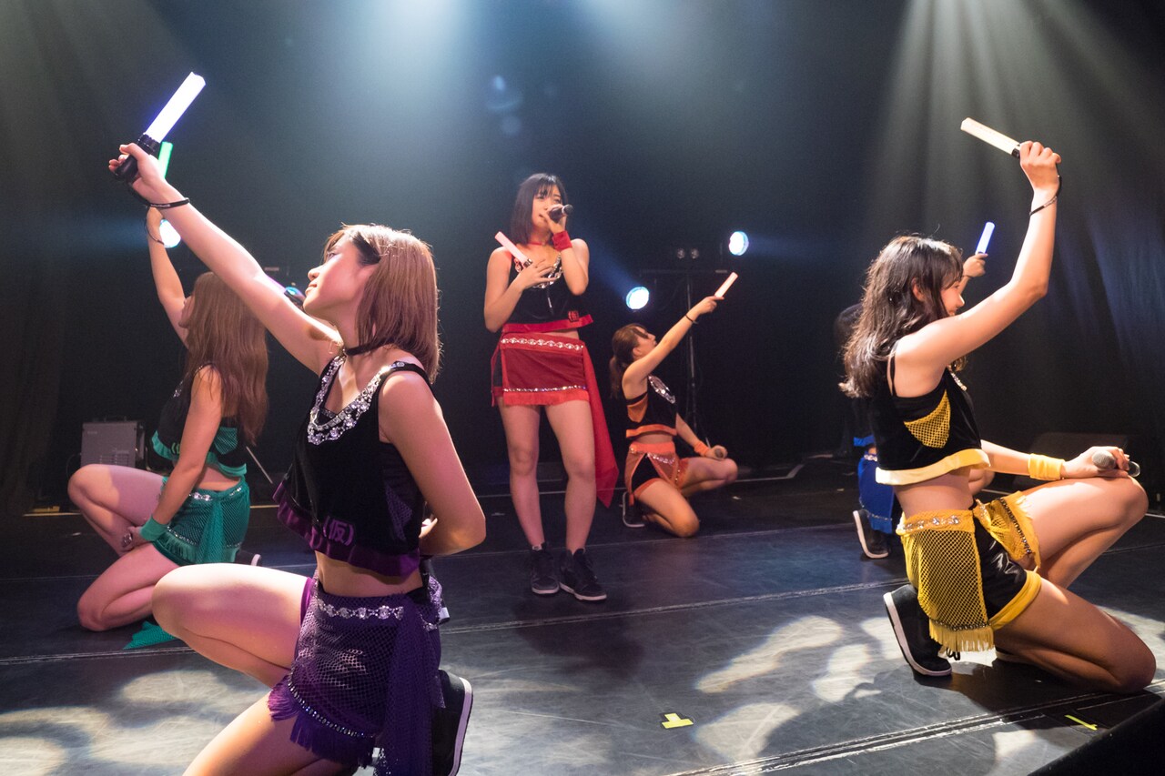 「アップアップガールズ（仮） Road to 武道館 LIVE! LIVE! LIVE!」初日公演の様子。（写真提供：YU-Mエンターテインメント）