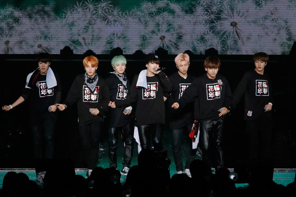 「2015 BTS LIVE <花様年華 on stage> ～Japan Edition～」神奈川・横浜アリーナ公演の様子。(p)&(c)016 BigHit Entertainment / PONY CANYON INC.