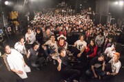 「代沢まつり＜DAIZAWA RECORDS 15th Anniversary for the Future＞」東京・渋谷CLUB QUATTRO公演での集合写真。（Photo by Daisuke Miyashita）