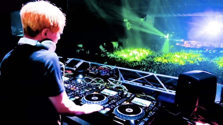 中田ヤスタカと米津玄師が競演 映画 何者 主題歌mvフルサイズ公開 音楽ナタリー 中田ヤスタカと米津玄師が競演 映画 何者 主題歌mvフルサイズ公開 音楽ナタリー