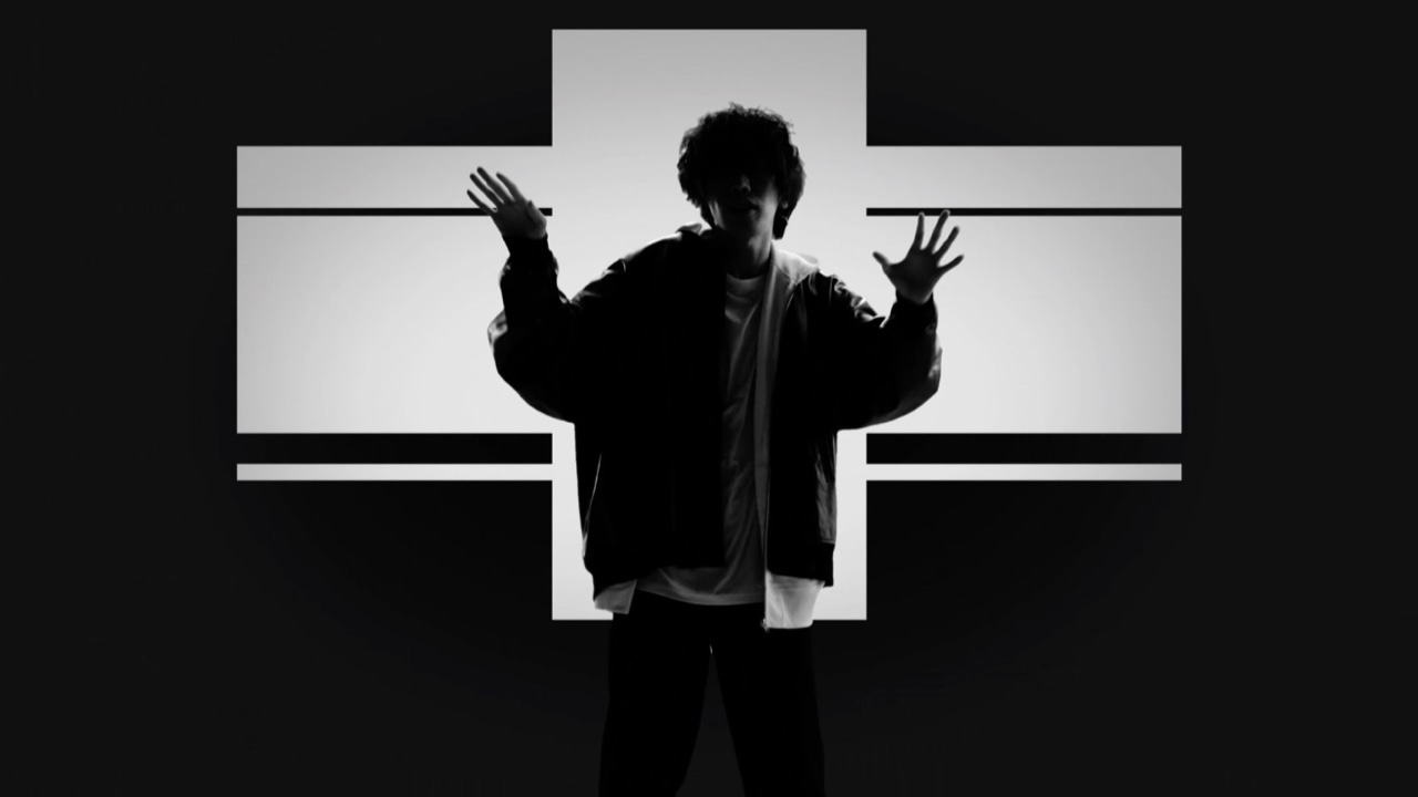 「NANIMONO（feat. 米津玄師）」ミュージックビデオのワンシーン。