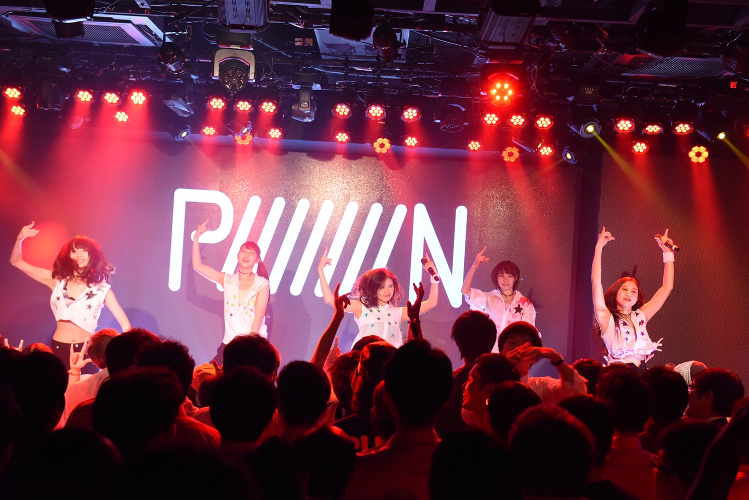 PiiiiiiiNによるライブの様子。