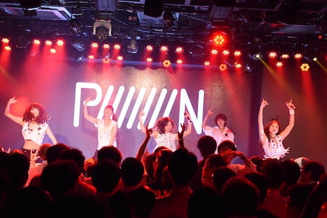 PiiiiiiiNによるライブの様子。