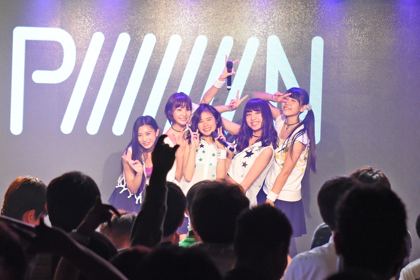 PiiiiiiiNによるライブの様子。