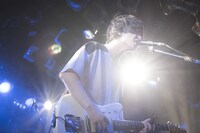 越雲龍馬（Vo, G, Syn / polly）（Photo by Daisuke Miyashita）