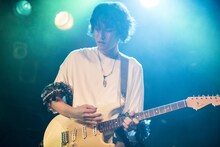 吉田健二（G / ウソツキ）（Photo by Daisuke Miyashita）