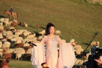 八代亜紀のモンゴルでのコンサートの様子。