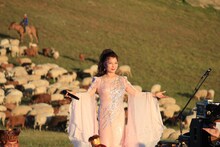 八代亜紀のモンゴルでのコンサートの様子。