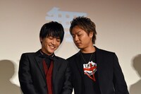 岩田剛典（左）に耳打ちするTAKAHIRO。