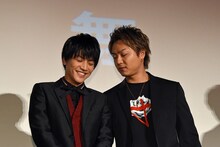 岩田剛典（左）に耳打ちするTAKAHIRO。