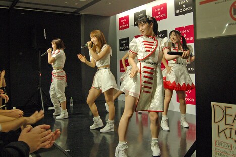 DEAR KISSによるリリースイベントの様子。(写真提供:adding japan)