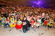 佐々木彩夏と「子供祭り」参加者たち。（Photo by HAJIME KAMIIISAKA）